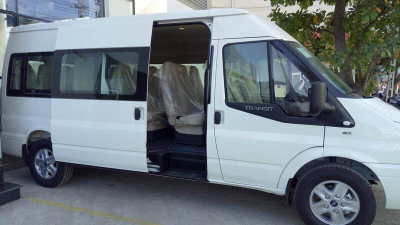 Xe Ford Transit Luxury