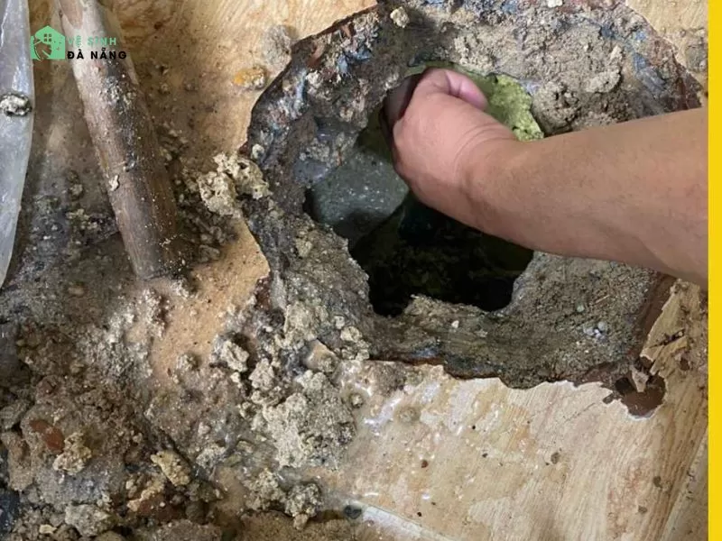 Bịa ra lỗi nghiêm trọng (phải đục phá sàn) để tăng giá tiền